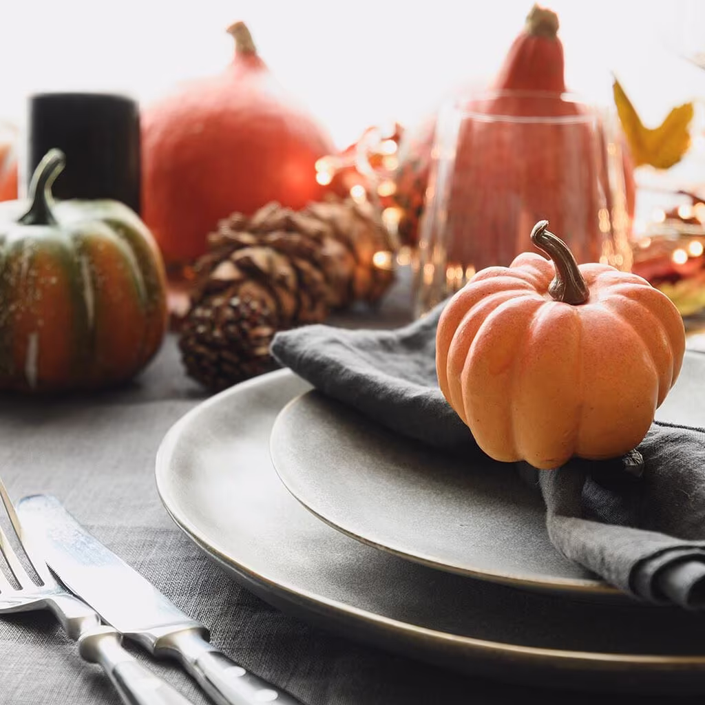 Pynt til Halloween med blomster og gresskar