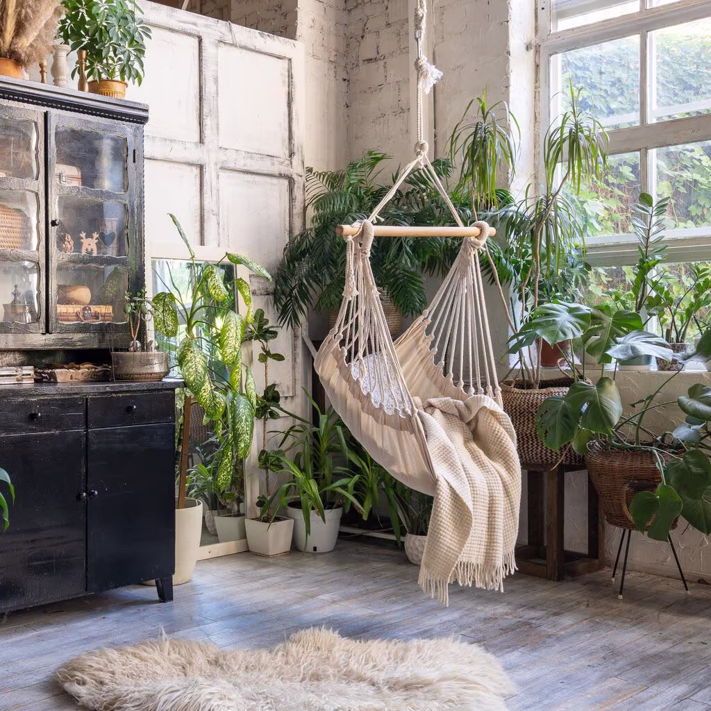 Innred med grønne planter 
